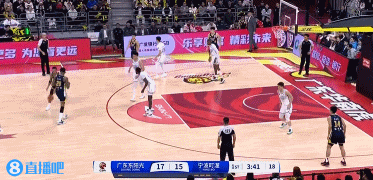 很自信！贝兹利上场第一攻就命中干拔三分